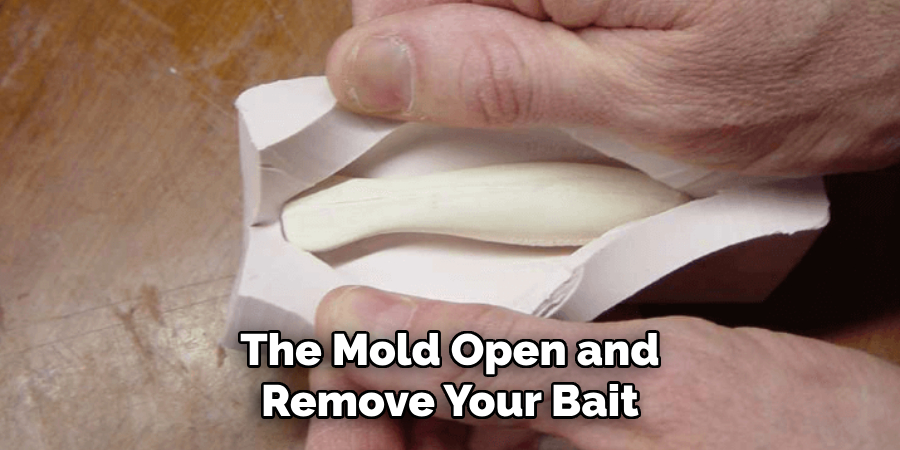 The Mold Open and Remove Your Bait